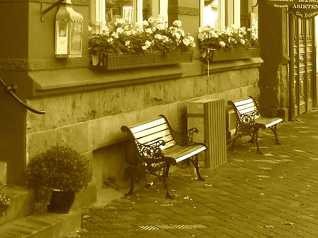 Lilton hotel façade / Ängelholm - Suède / Sweden - 23 octobre 2008-  Lilton twin benches - Sepia