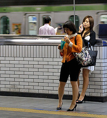 Annick pEgOrarO /  Pour Léo - Talons en gare de Tôkyô /  High-heeled Ladies at the Tokyo train station