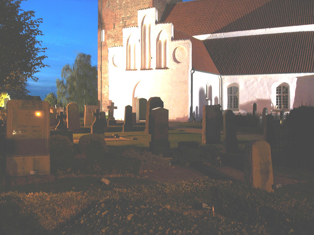 Église & cimetière de soir - Båstad -  Suède /  Sweden.   Octobre 2008