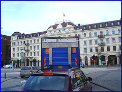 Camion bleu et architecture imposante / Blue truck & towering architecture
