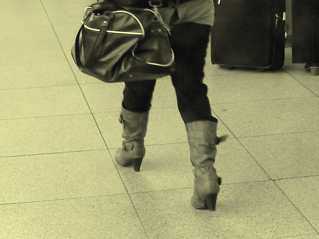 ATM Lady in pale high-heeled boots / La Dame au guichet $$$ en bottes à talons hauts - Aéroport de Copenhague  - 20 octobre 2008.-  Photo ancienne