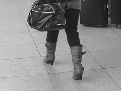 ATM Lady in pale high-heeled boots / La Dame au guichet $$$ en bottes à talons hauts - Aéroport de Copenhague  - 20 octobre 2008. - B & W