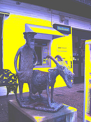 Sculpture bancaire / Bankomat sculpture - Båstad  / Suède - Sweden .  21-10-2008- Night effect with yellow wall / Effet de nuit avec mur jaune
