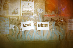 boxen müssen /  boxing (boxes?) have to  :-)