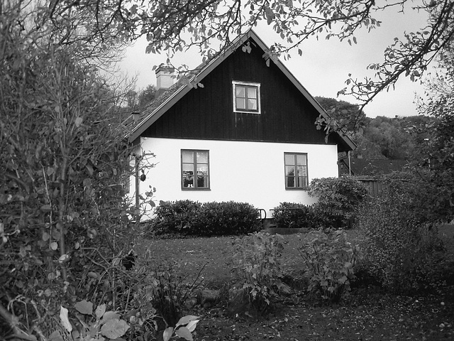 Maison suédoise dans un coin paisible -  Black & White swedish house - Båstad  / Sweden - Suède.   21-10-08 N & B