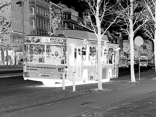 Bus flou numéro 5 / Blurry bus number 5  -  Helsingborg / Sweden - Suède .   22 octobre 2008- Bizarrement photofiltrée