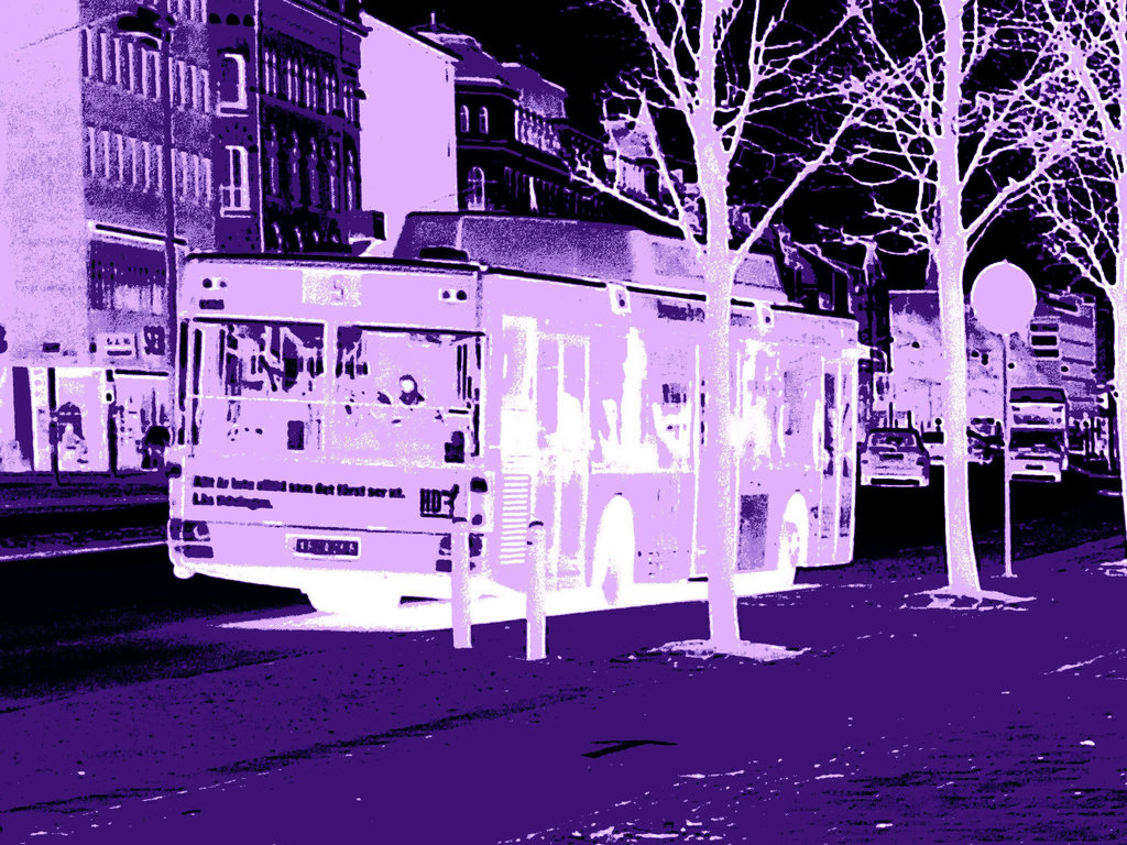 Bus flou numéro 5 / Blurry bus number 5  -  Helsingborg / Sweden - Suède .   22 octobre 2008- Tout en bleu / All in blue.