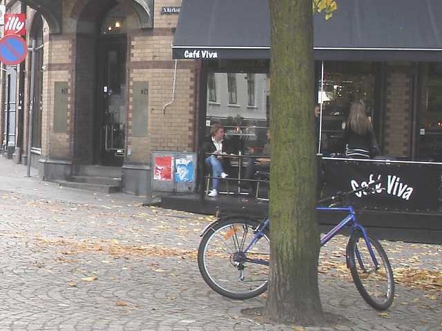 Le vélo du cafetier / Café Vila blue swedish bike scenery - Helsingborg / Suède - Sweden.  22 octobre 2008