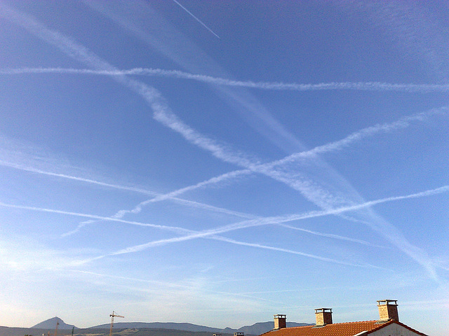 Líneas (aéreas) en el cielo. Líneas (aéreas) en el cielo.