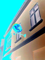 Façade et enseigne " Couronne & cor " /  Crown & horn sign façade /  Helsingor , Danemark - 24-10-08 - Effet de négatif colorisé