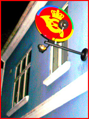 Façade et enseigne " Couronne & cor " /  Crown & horn sign façade /  Helsingor , Danemark - 24-10-08 - Effet négatif et cadre rouge