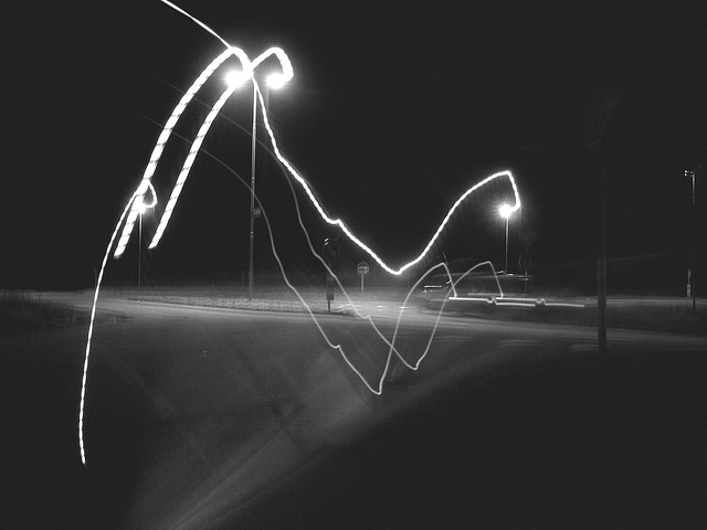 Lampadaires en folie !    /   Twilight zone street lamps.   Båstad  /  Suède - Sweden.  Octobre 2008  -  En noir et blanc