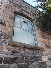Mur de pierres anciennes et fenêtre moderne / Modern window and old stone wall.