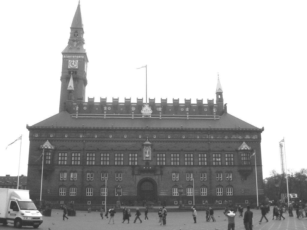 12h23 on the Copenhagen downtown big clock - 20-10-2008- B & W