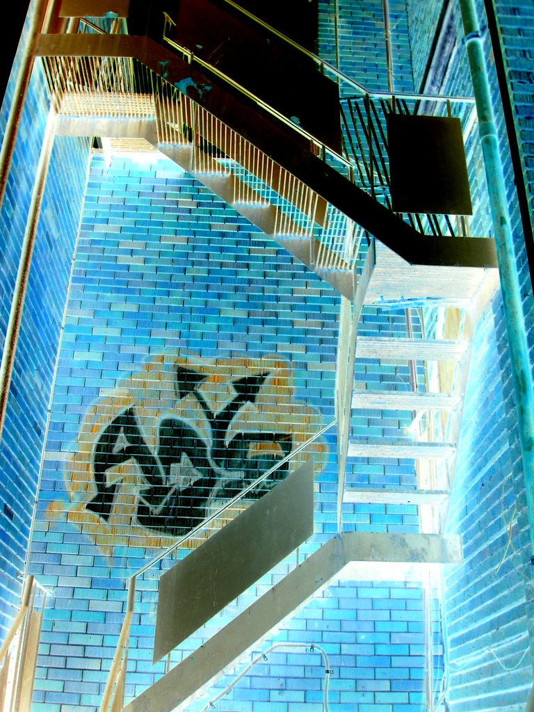 Escaliers de secours et graffiti sur mur de briques /  Fire escape and bricks wall hometown graffiti