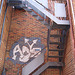 Escaliers de secours et graffiti sur mur de briques /  Fire escape and bricks wall hometown graffiti