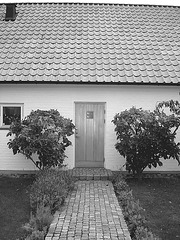 La maison à la porte bleue - Blue door house -  Båstad /  Suède - Sweden.  21-10-08-  En noir et blanc