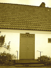 La porte bleu du Viking à la barbe bleue....Blue door house -  Båstad.  Suède - Sweden.  21-10-08.  Sepia
