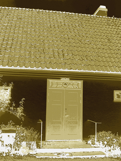 La porte bleu du Viking à la barbe bleue....Blue door house -  Båstad.  Suède - Sweden.  21-10-08- Négatif postérisé et sepiatisé
