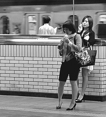 Annick pEgOrarO /  Pour Léo - Talons en gare de Tōkyō  /  High-heeled Ladies at the Tokyo train station - N & B