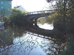 Bridge over the river / Pont et rivière - Ängelholm .  Suède / Sweden.   23 octobre 2008