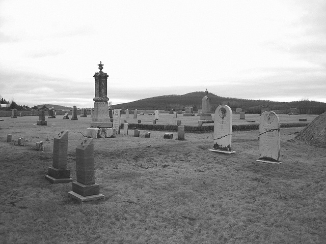 Cimetière américain typique /  Mountain view cemetery. Saranac lake area.  NY. USA . March 29th 2009 -  N & B