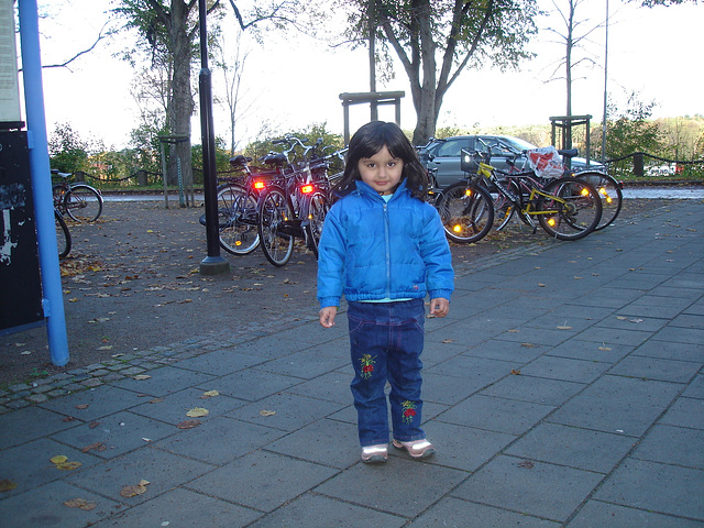 Petite Princesse en bleu / Secutitas bevakning  pretty little girl in blue -  Gare de Båstad train station  /  Suède - Sweden.  23-10-2008  - With her Mom's permission / Avec la permission de sa Maman