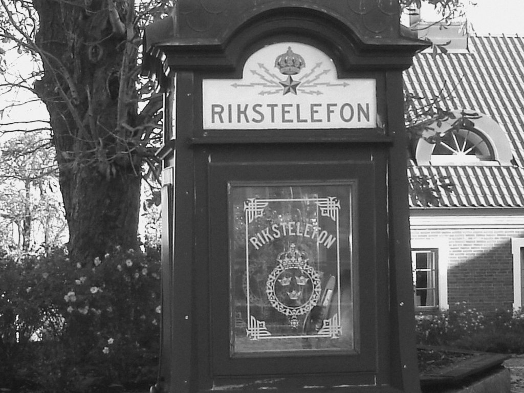 Cabine téléphonique /  Rikxtelefon booth.  Båstad.  Suède / Sweden.   Octobre 2008 -  N & B
