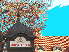Cabine téléphonique /  Rikxtelefon booth.  Båstad.  Suède / Sweden.   Octobre 2008 -  Ciel bleu photofiltré