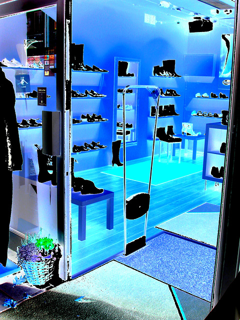Lèche-vitrines podoérotique / Bagalarm welcoming sexy footwears store -  Ängelholm  /  Suède - Sweden.  23 octobre 2008. - Négatif avec changement de couleurs et couleurs ravivées.