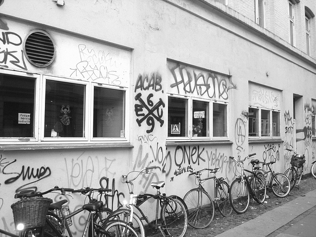 Graffitis Cykler et vélos / Cykler graffitis and bikes -  Copenhague  /   20-10-2008 -  B & W