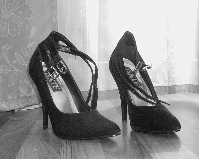 Elsa's friend high heels shoes with permission -  Les talons hauts de l'amie de Elsa avec permission -  Janvier / January 2009 -  B & W