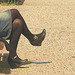 Marie : photographe  /  Endroit : Aux alentours de Bordeaux -  Croisé de jambes en jupe de denim et chaussures sexy
