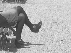 Marie : photographe / Endroit : Aux alentours de Bordeaux - Croisé de jambes en jupe de denim et chaussures sexy
