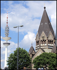 Fernsehturm und "Heiliger Johannes zu Kronstadt" (russisch-orthodox)