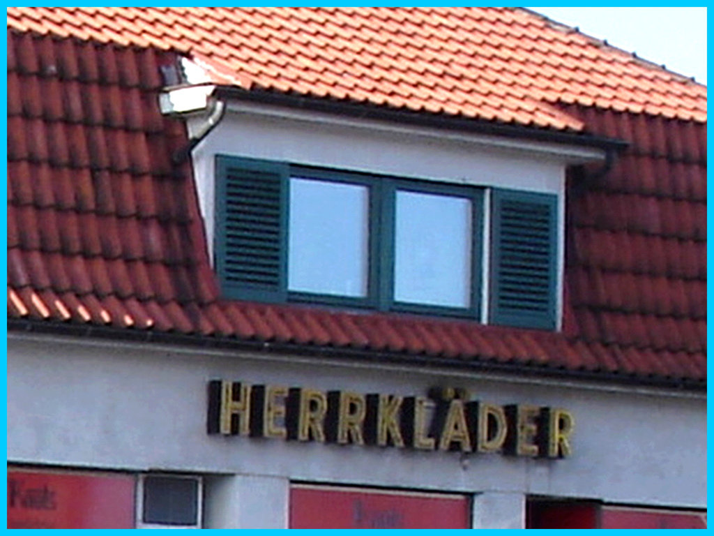 Herrkläder building -  Båstad  /  Suède - Sweden.  25 octobre 2008 - Herrlläder window & shutters - Fenêtres & volets.