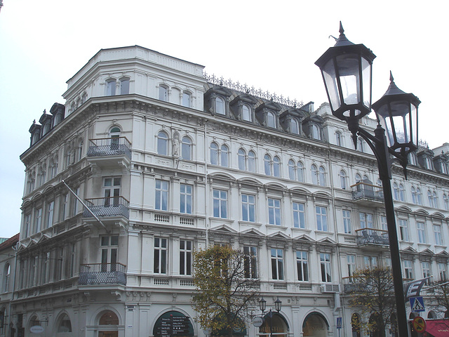 Lampadaires et architecture majestueuse  / Street lamps & towering architecture