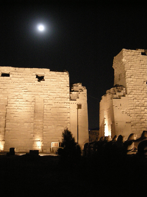 Mond über Karnak