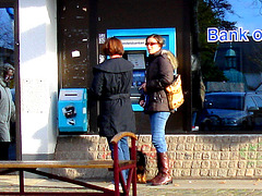 Petit toutou, belle rouquine et fille sexy en bottes et jeans avec lunettes de soleil - Bankomat Swedish readhead Lady at the ATM with a sexy booted Lady in jeans with sunglasses /    Ängelholm -  Suède / Sweden.  23 octobre 2008