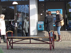 Petit toutou, belle rouquine et fille sexy en bottes et jeans avec lunettes de soleil - Bankomat Swedish readhead Lady at the ATM with a sexy booted Lady in jeans with sunglasses /    Ängelholm -  Suède / Sweden.  23 octobre 2008