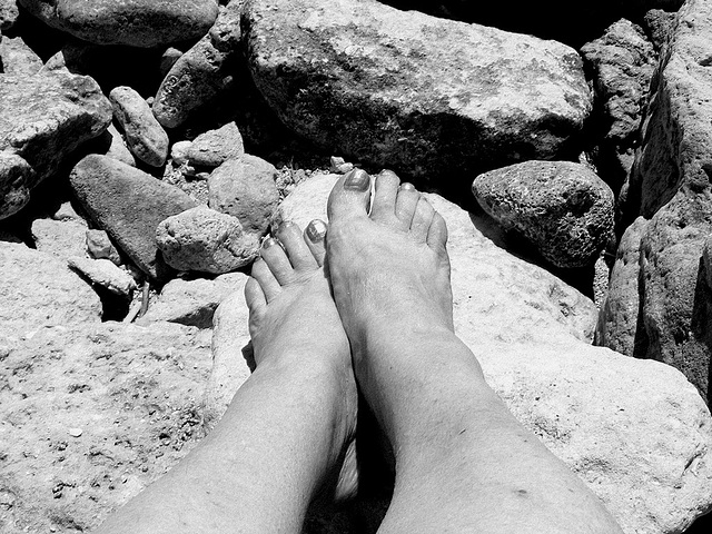 Pieds sur roches de mon amie Christiane / My friend Christiane's sexy feet on rocks- La couronne - N & B / B & W.