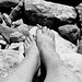 Pieds sur roches de mon amie Christiane / My friend Christiane's sexy feet on rocks- La couronne - N & B / B & W.
