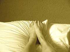 Mon amie Christiane - Pieds sexy sur oreillers / Sexy feet on pillow - Sepia