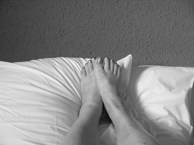 Mon amie Christiane - Pieds sexy sur oreillers / Sexy feet on pillow - N & B