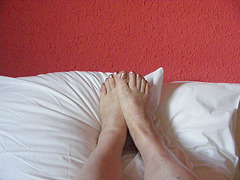 Mon amie Christiane - Pieds sexy sur oreillers / Sexy feet on pillows.