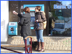 Petit toutou, belle rouquine et fille sexy en bottes et jeans avec lunettes de soleil - Bankomat Swedish readhead Lady at the ATM with a sexy booted Lady in jeans with sunglasses