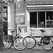Regard sur vélos suédois / Handlesbanken Swedish Bikes eyesight  /  Ängelholm en Suède - Sweden .  23 octobre 2008- Noir et blanc - B & W.