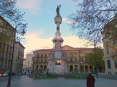 Pamplona: monumento a los Fueros.
