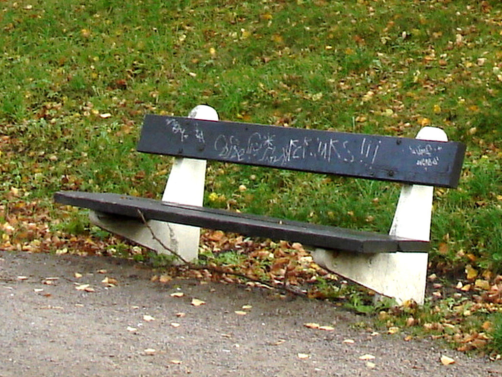 Le banc à graffitis - The graffitis bench  /  Ängelholm - Suède / Sweden - 23 octobre 2008