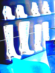 Étalage podoérotique danois / Helsingor store window footwears display .   Helsingor - Danemark / Denmark .  24-10-08- Pour les fantômes sexy  /    Ghost footwears